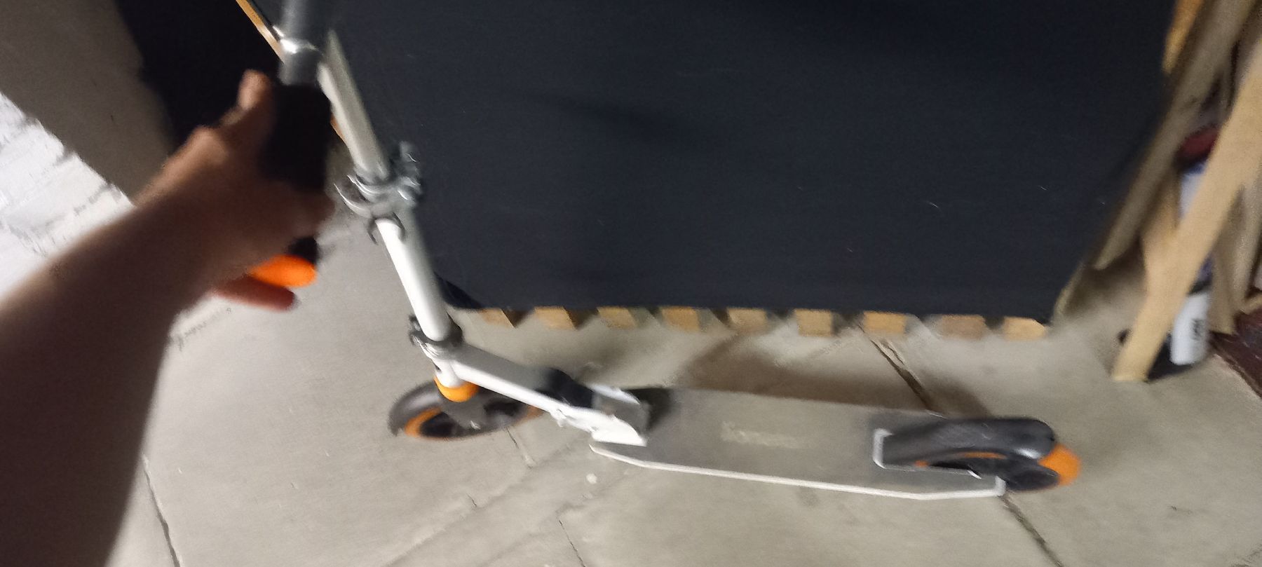 Scooters: Tretroller weiss orange gebrauchte Zustand – Gebraucht aus Zürich von Reyniii 5