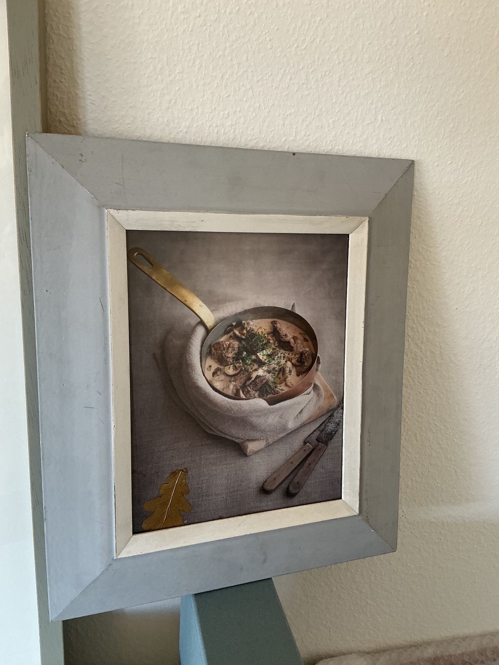 Cadres de tableaux: Bilderrahmen Holz mit Bild und goldfarbenem Eichenblatt – D'occasion à Zürich par ves_w6wl
