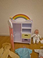 Kinder-Puppenkleider und Schrank