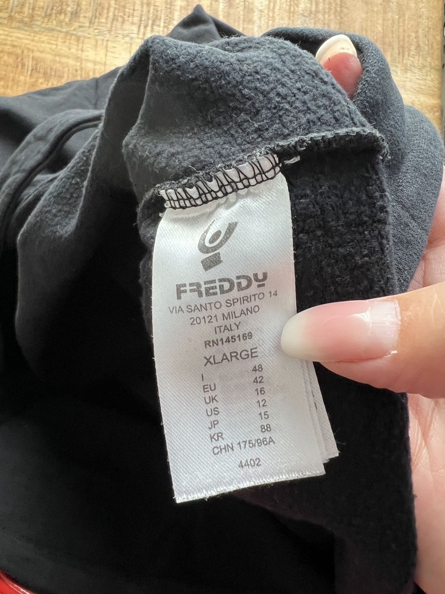 Freddy Pullover & Sweatshirts: Freddy Black Embroidered Sweatshirt - Stylish & Cozy – Gebraucht aus Cama von UnleashdByAna 4