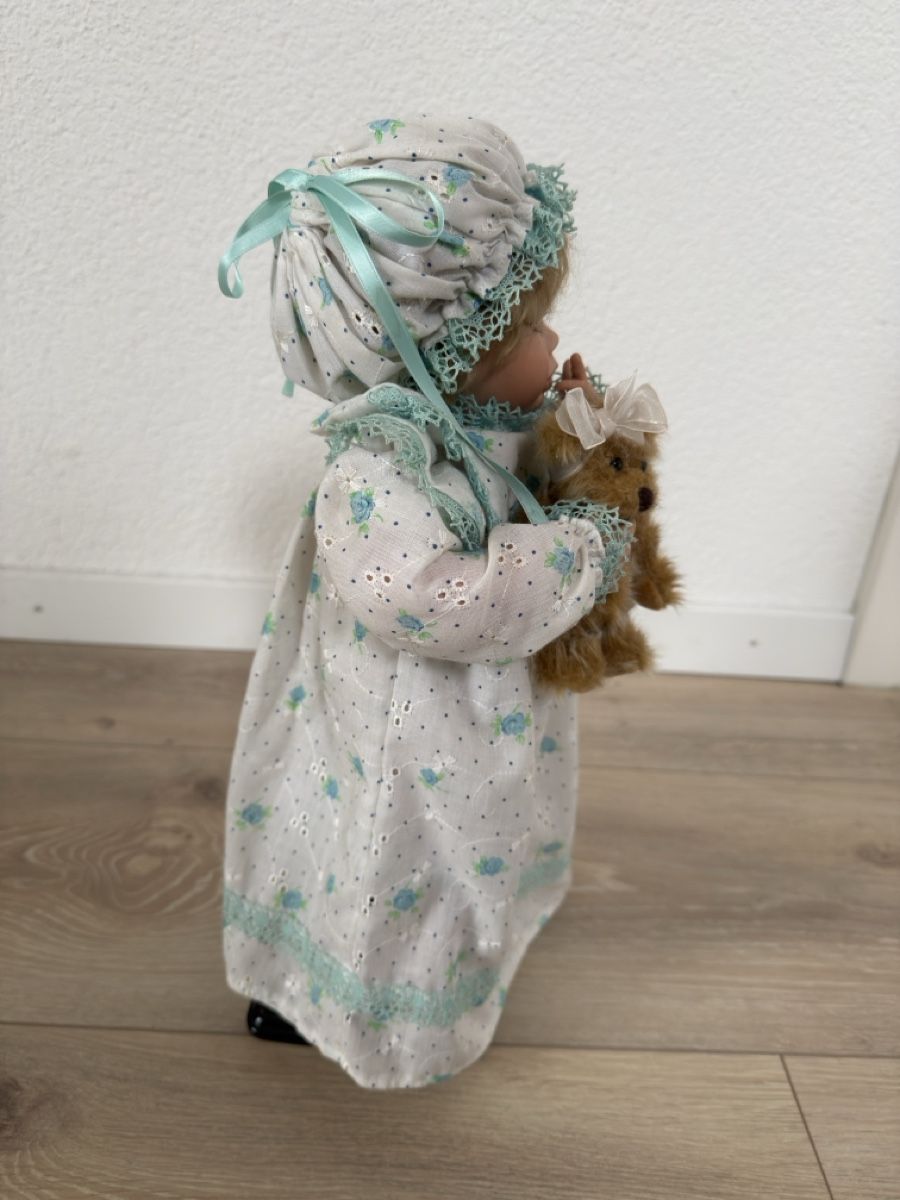 Bambole: Porzellanpuppe mit Teddy 2003, Einzelstück – Usato da Sarmenstorf venduto da Nathaliie_21 4