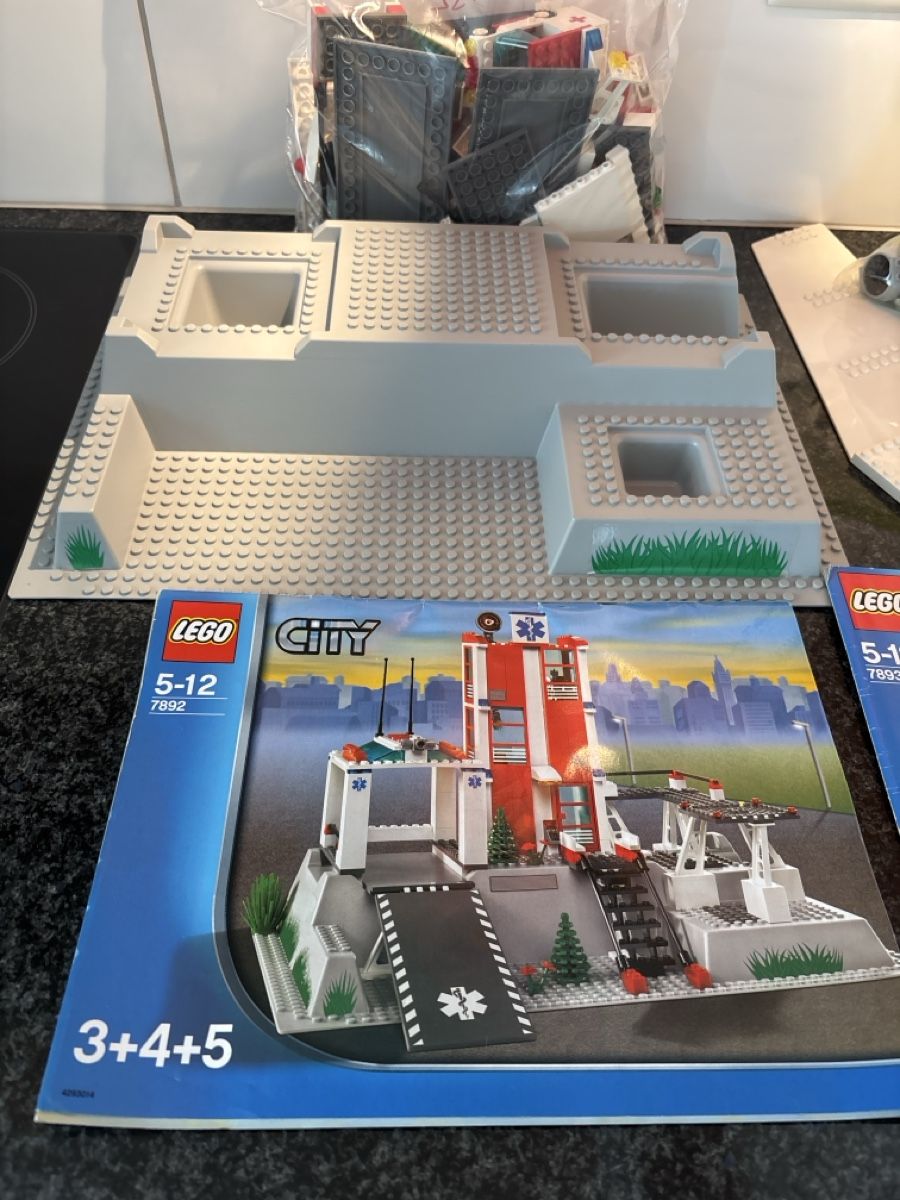 Lego Kit di costruzioni: 8 lego City Sets – Usato da Herisau venduto da men_9hwl 1
