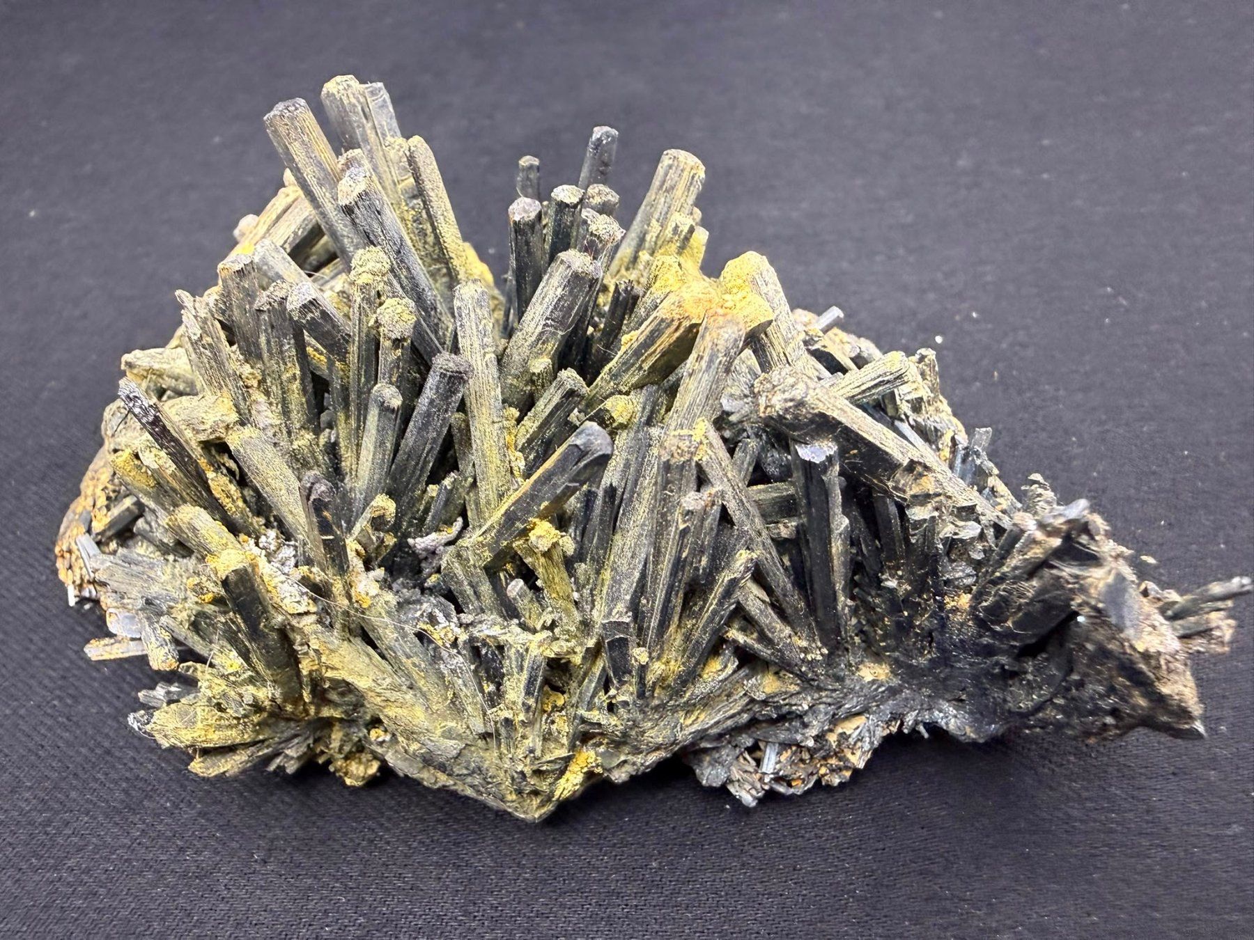 Minerali & Pietre curative: Stibnit mit Stibiconit Überzug – Usato da Schinznach Bad venduto da Demerald 5