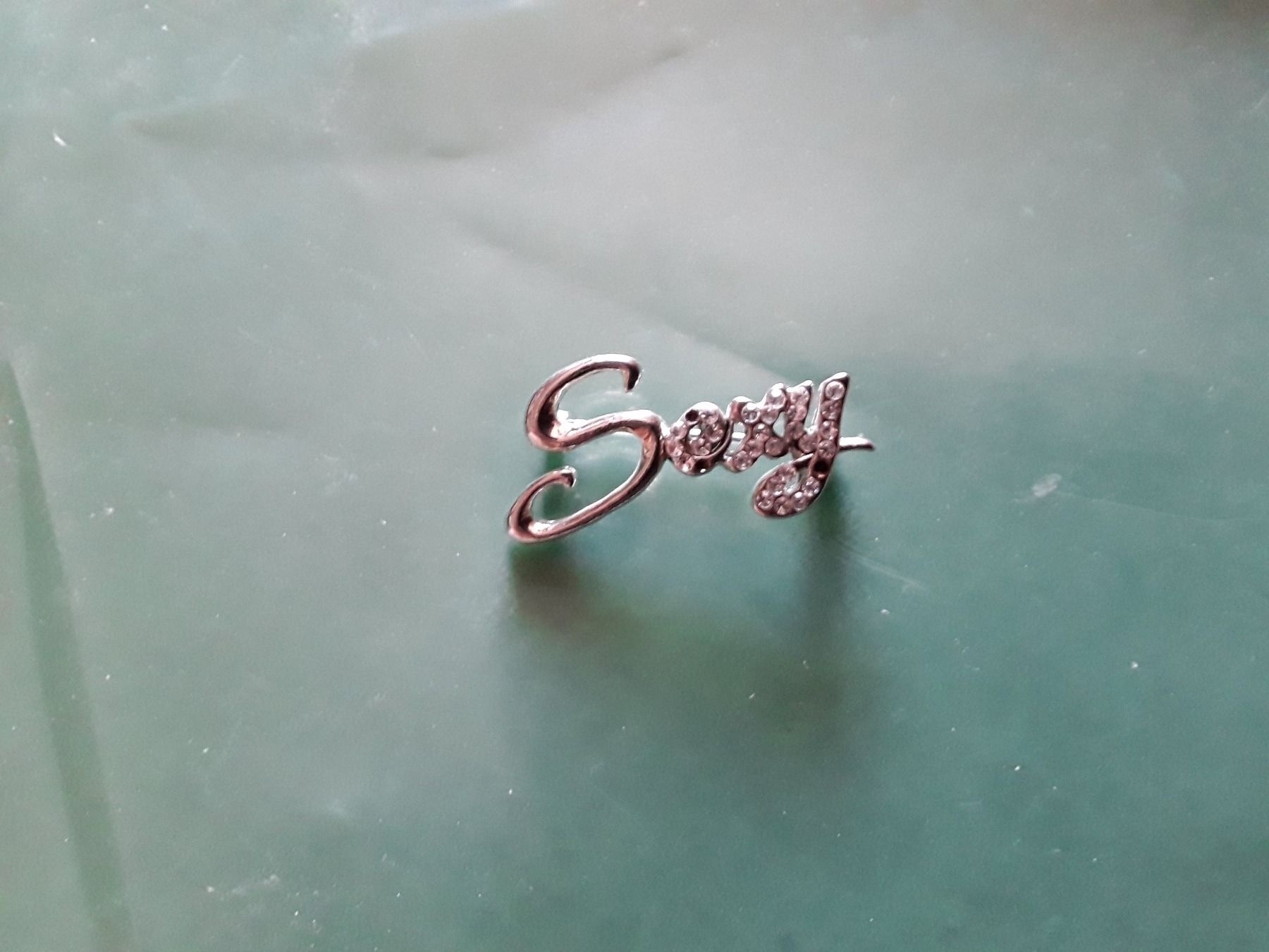 Swarovski Spille & Fermagli: Swarovski Sexy Buchstabe Brosche – Difettoso da Biel/Bienne venduto da taki25