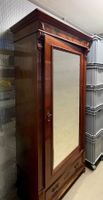 Älterer Kleiderschrank mit grosser Spiegeltür