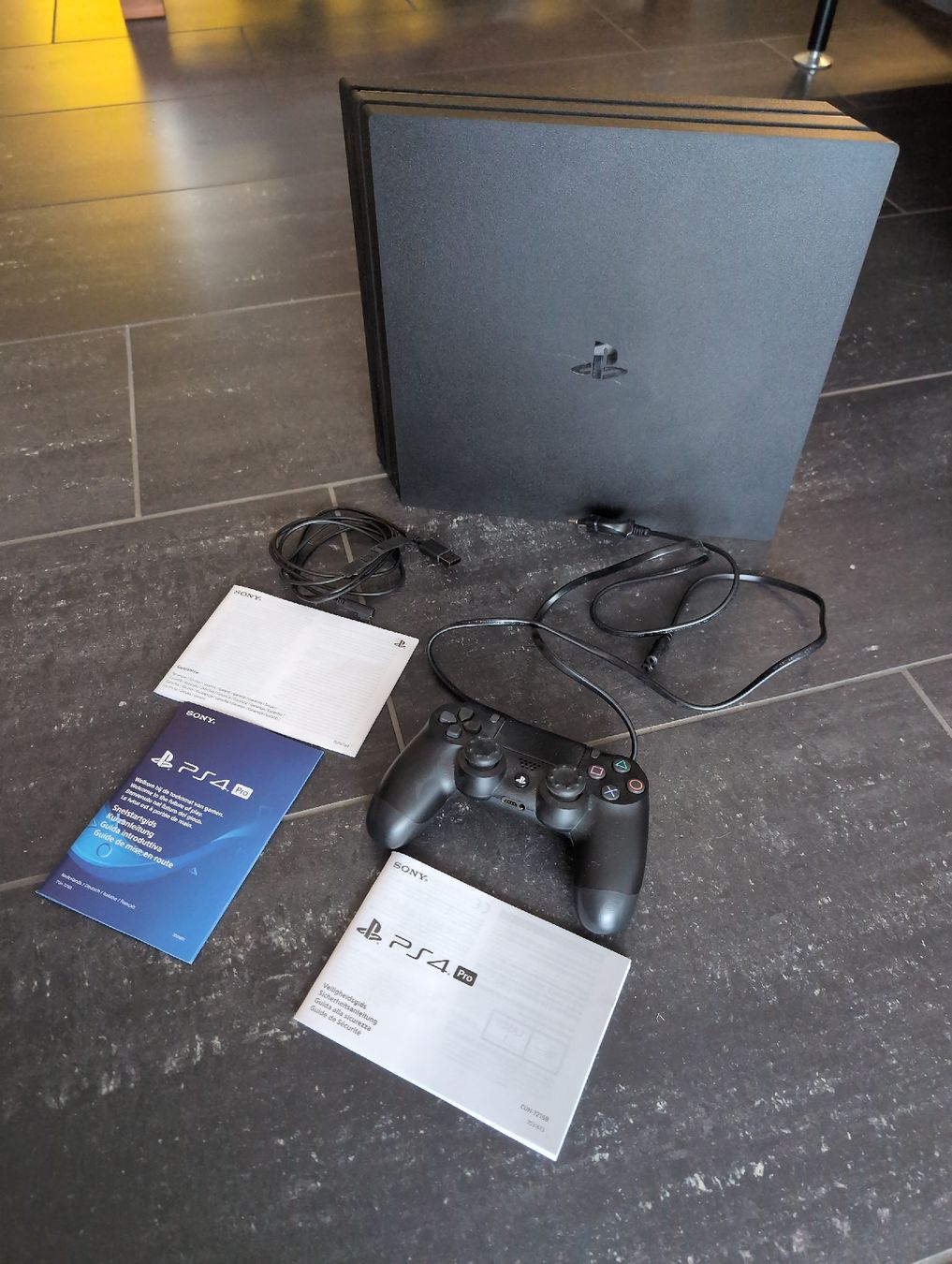 Sony Konsolen: Sony PlayStation 4 Pro CUH-7216B Konsole mit Controller – Gebraucht aus Aarau Rohr von Ajax13