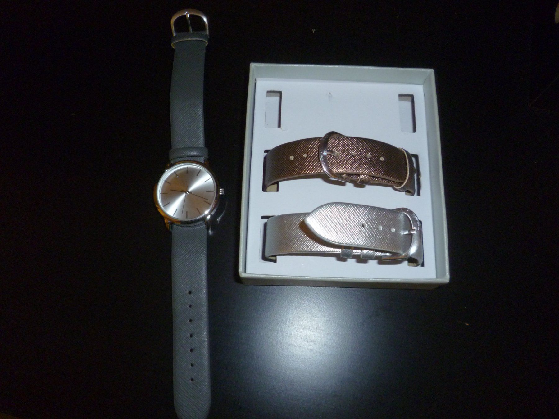 Orologi: Einfache, markenlose Uhr mit 3 einfach austauschb. Armbänder – Usato da Zeiningen venduto da elcanaja