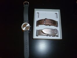 Einfache, markenlose Uhr mit 3 einfach austauschb. Armbänder