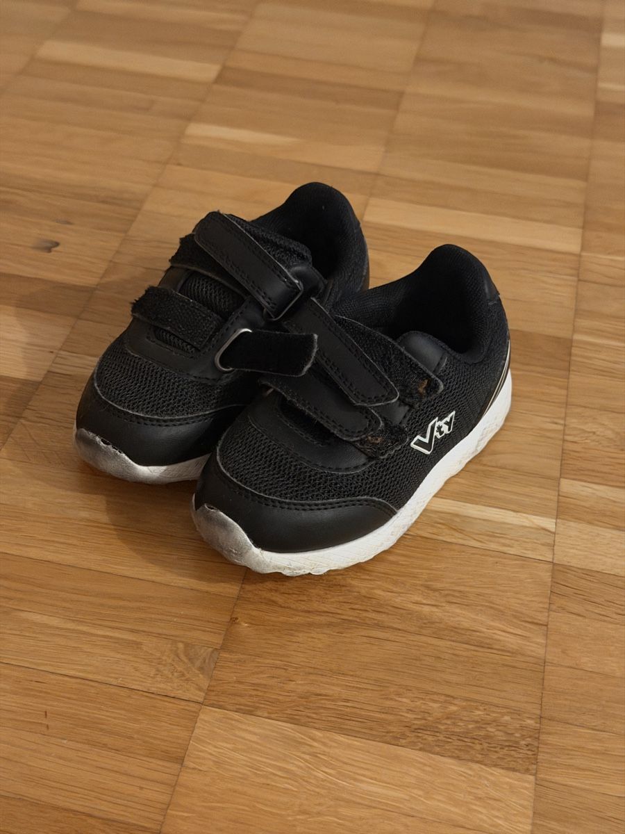 Schuhe für Jungen: Kinder Turnschuhe schwarz Grösse 24 – Gebraucht aus Schaan von lulu_xx