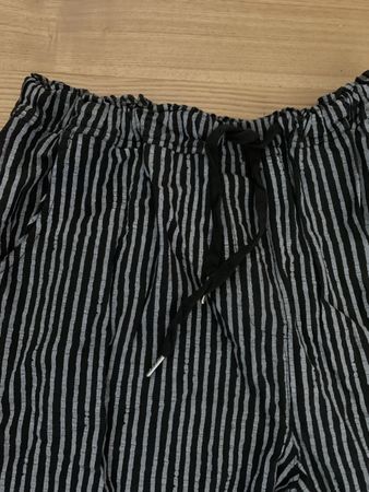 Bequeme Sommerhose mit Streifen, neuwertig, Grösse M