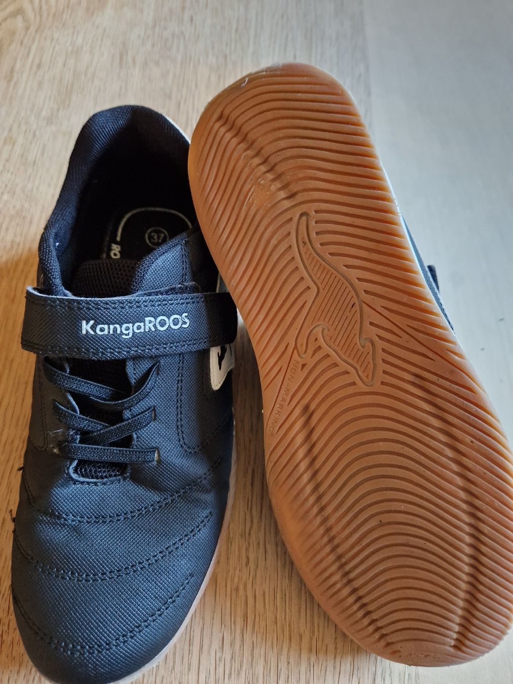 Schuhe für Jungen: KangaROOS Hallenschuhe, Grösse 37 schwarz  – Gebraucht aus Jaun von RD03 3