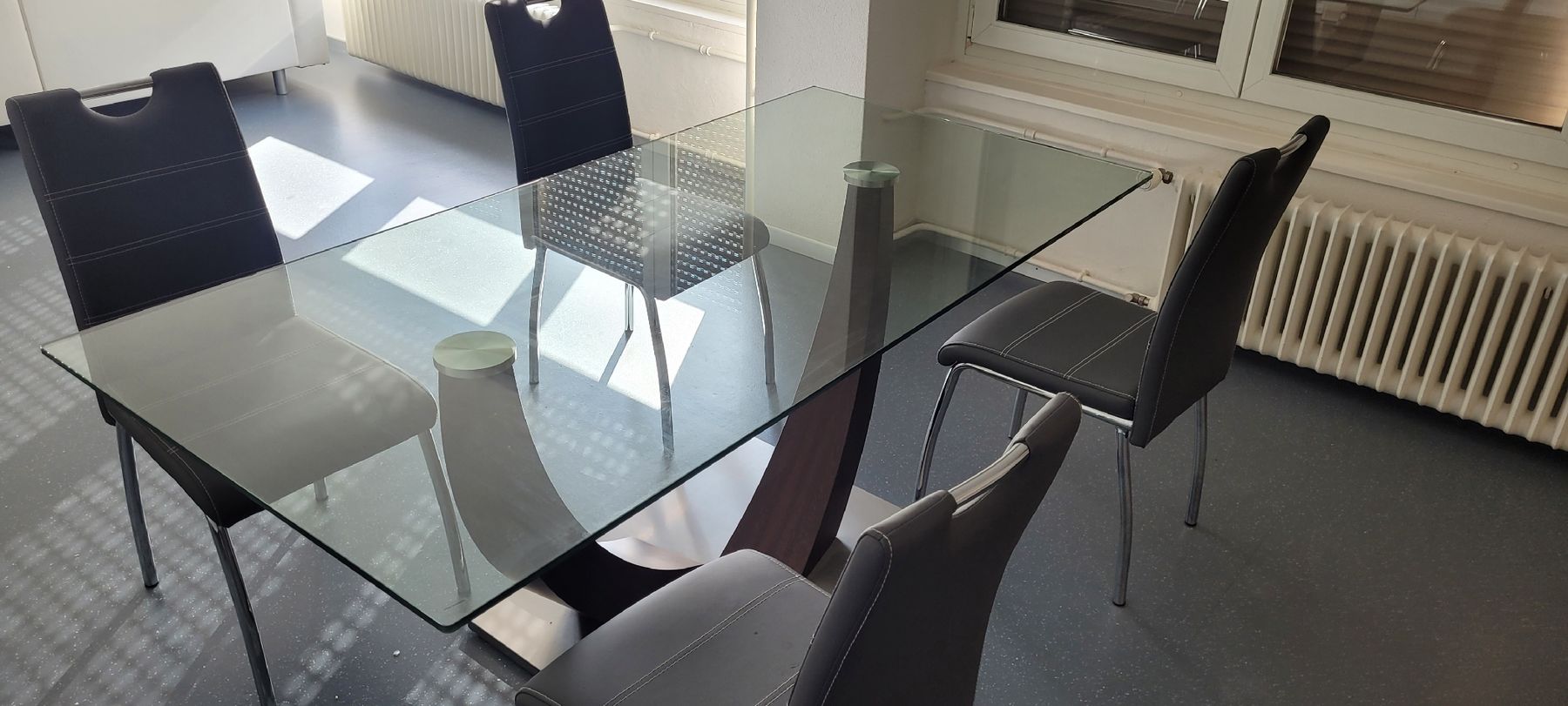 Tischset: Glass Dining Table with 4 Chairs - Modern Design! – Neu (gemäss Beschreibung) aus Biel/Bienne von dny_qqw5