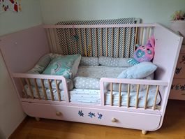 Babybett mit Schubfach und hochwertiger Matratze