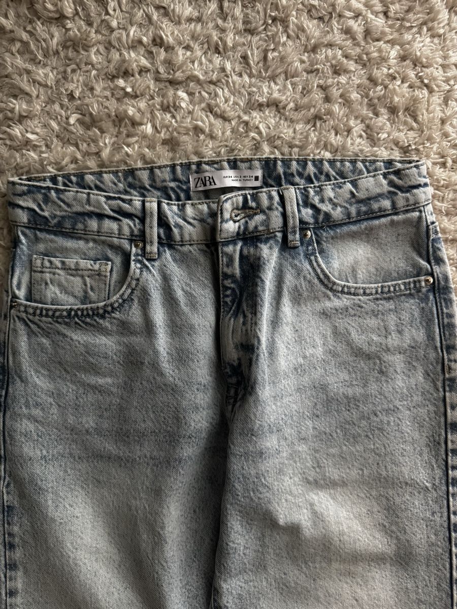 Zara Jeans: Zara light blue straight jeans – Nuovo (secondo la descrizione) da Zürich venduto da hal_2yzx