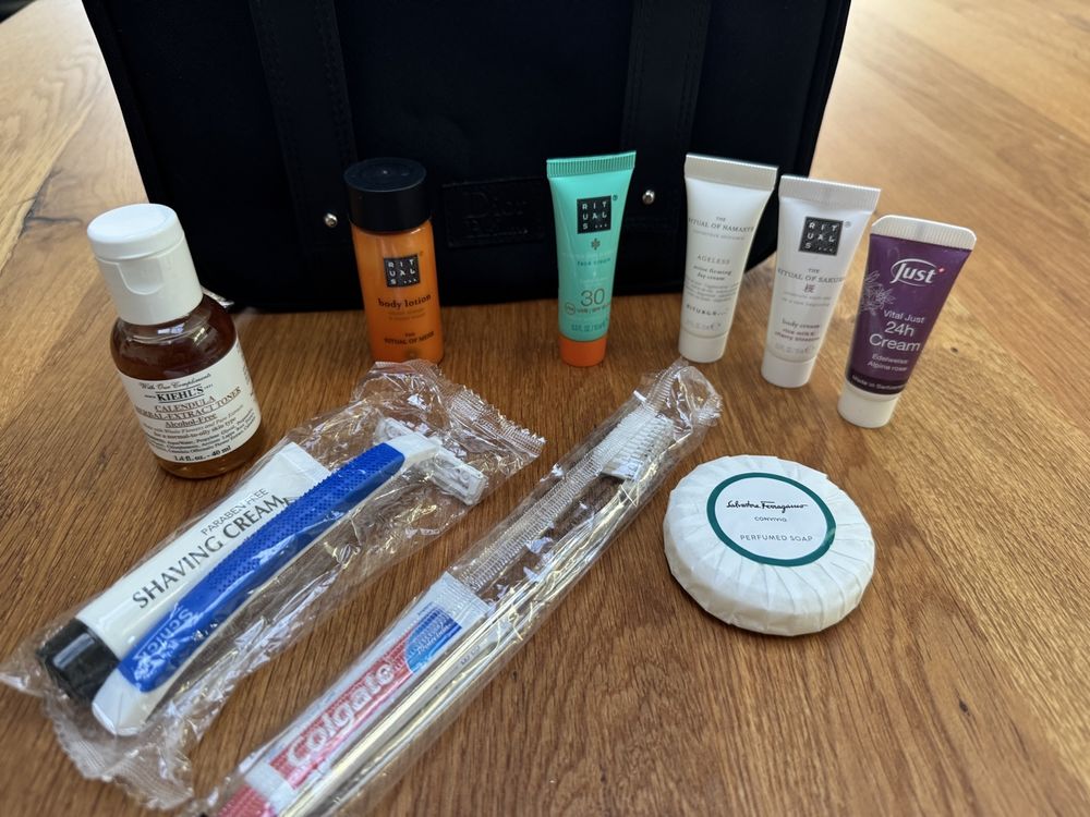 Dior Custodie per cosmetici: DIOR Necessaire - gefüllt mit Reisegrössen, Top - must have! – Nuovo e nell'imballaggio originale da Gurmels venduto da topsommer 4