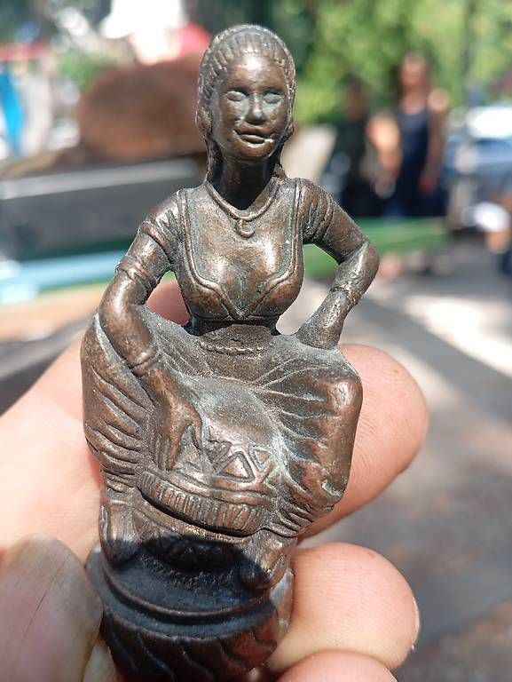 Figuren: Bronzefigur Frau sitzend mit Korb antike Dekoration – Gebraucht aus Basel von Petergunn 4