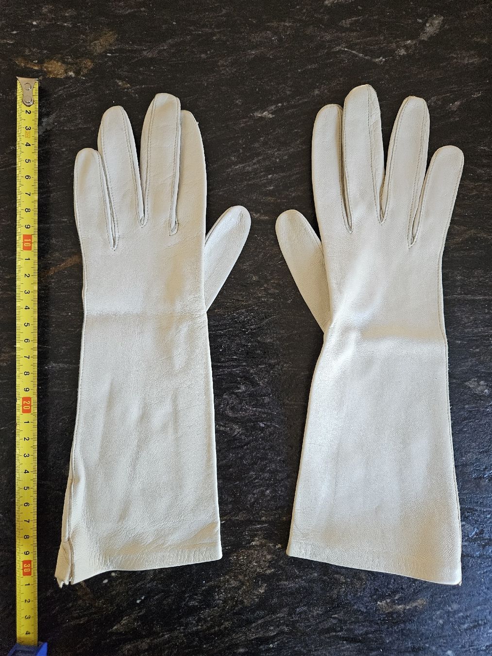 Handschuhe & Handstulpen: Elegante Damen Lederhandschuhe cremeweiss – Gebraucht aus Eschenbach SG von MarThu 1