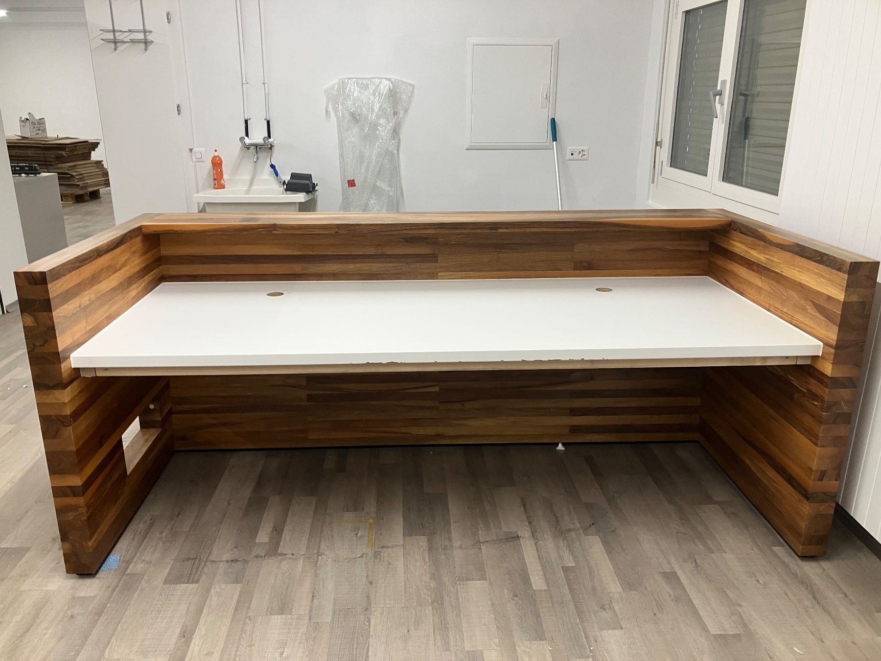 Equipement de magasin & Foires: Empfangstheke Holz Design – D'occasion à Ilanz par esthihu01 1