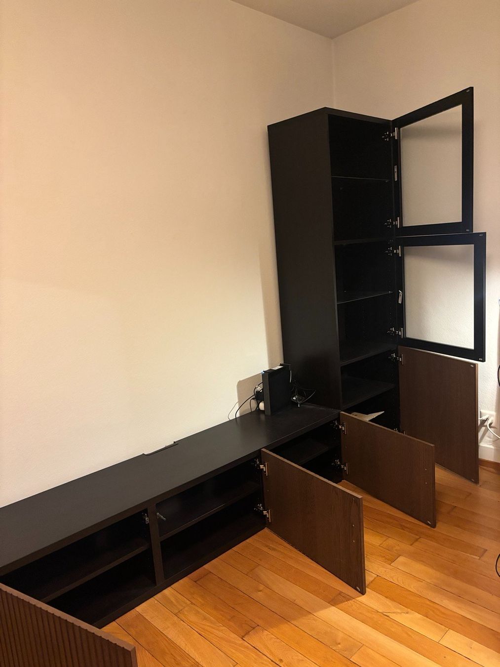 Mobili TV: TV-Möbel mit Vitrinenschrank – Usato da Zürich venduto da Gorgina