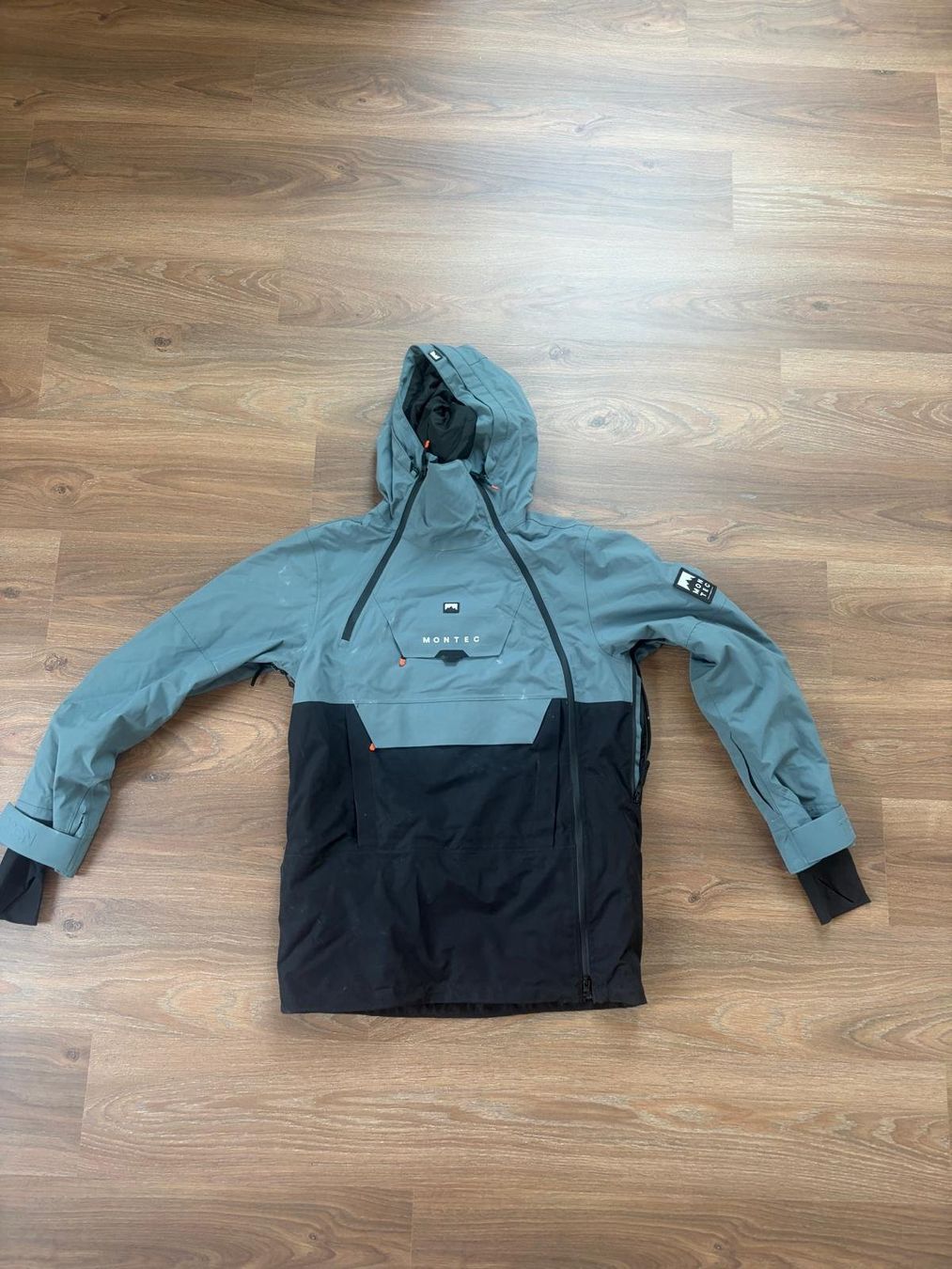 Montec Giacche: Veste de ski/snowboard Montec grise – Nuovo (secondo la descrizione) da Môtiers NE venduto da ElGreco3099