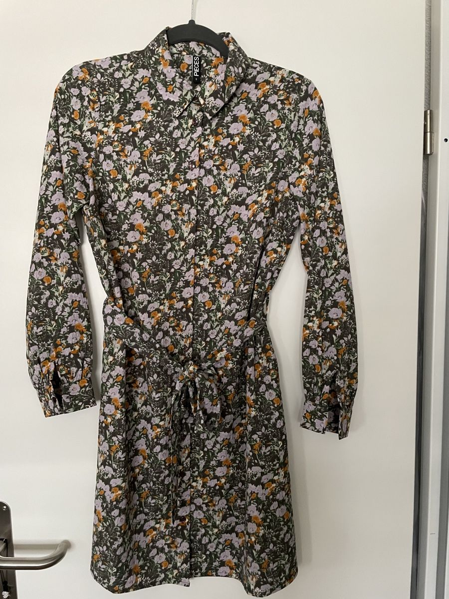 Pieces Vestiti: Pieces Blusenkleid mit Blumenmuster – Nuovo (secondo la descrizione) da Zürich venduto da SeldaY