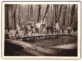 Fotografie K.u.K. Soldaten bei Weitsprun