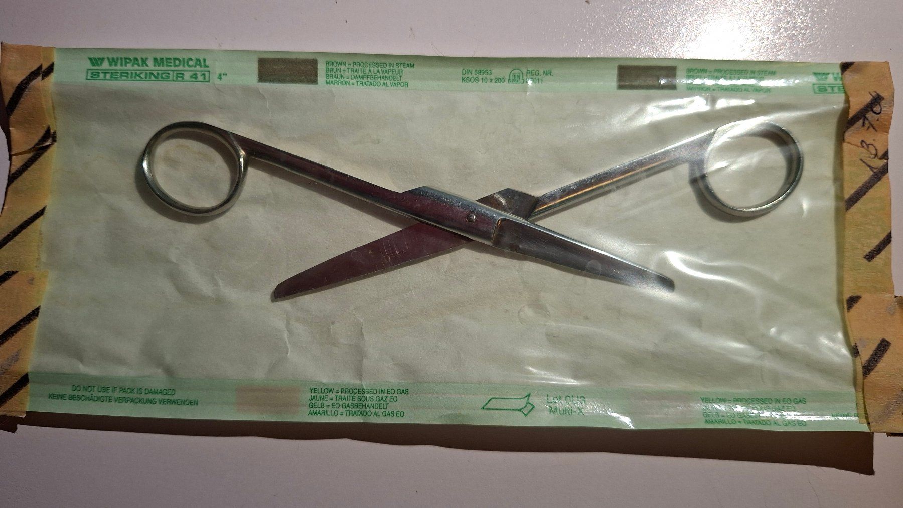 Medizinische Geräte: Chirurgische Schere in Sterilverpackung – Gebraucht aus Weiningen ZH von Annakatharina