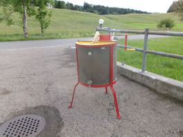 Honigschleuder, Handbetrieben,  Erntezeit!  Bienenhonig