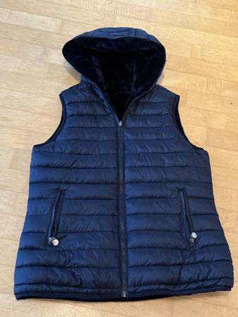 Neues Kapuzengilet, kann beidseitig getragen werden. Gr. M