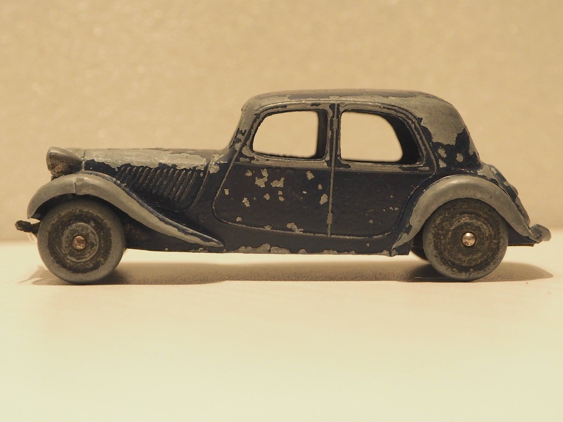 DINKY TOYS FRANCE Citroën Traction 11BL de 1950 avec cache roue de secours EUR 59,00 - FR