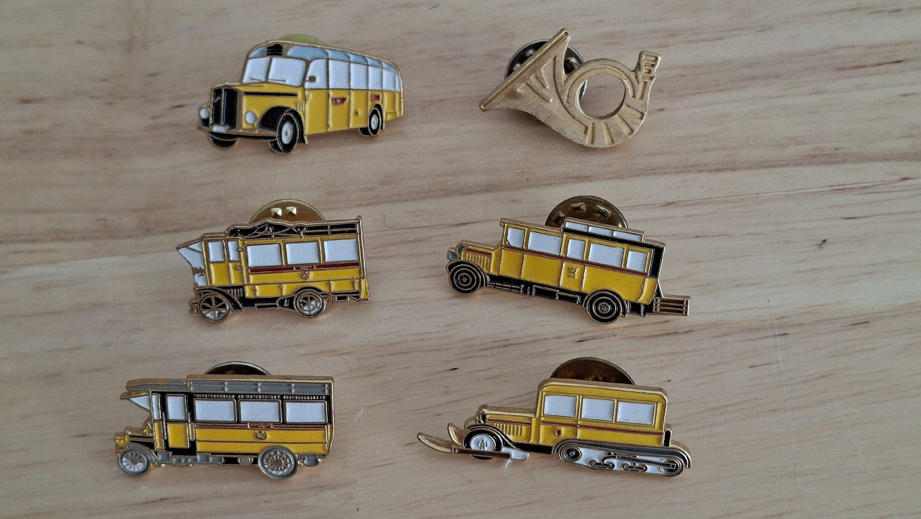 Plaketten & Abzeichen: 6 Pins Postauto und Posthorn  – Gebraucht aus Kriens von Wolly85