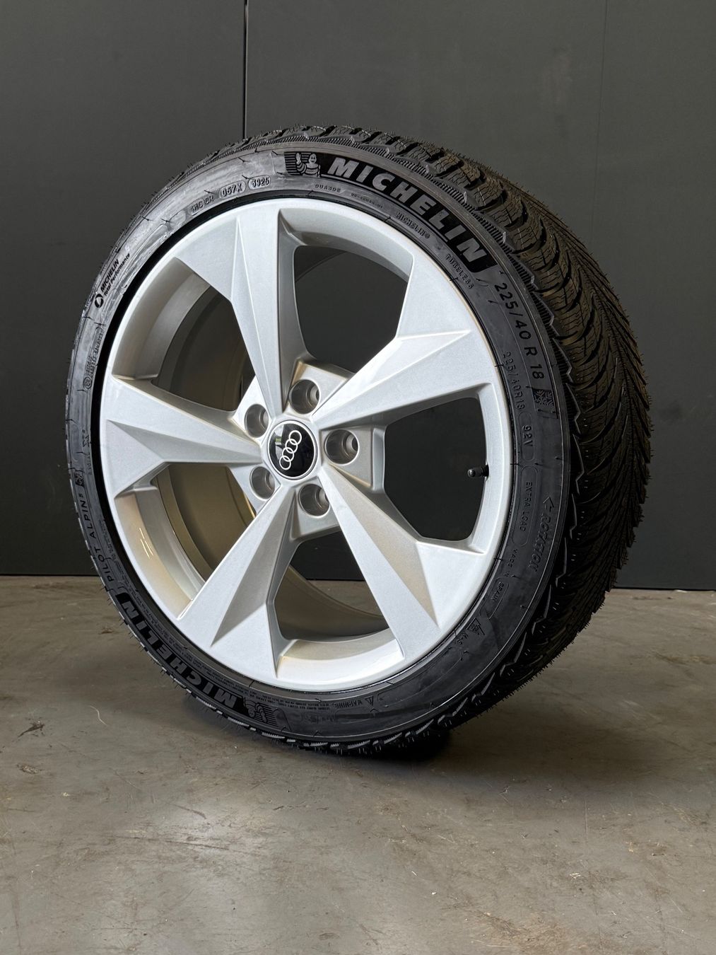 Audi Pneumatici & Ruote complete: Originale Audi A3/S3 8Y Winterräder Neu 18zoll – Nuovo e nell'imballaggio originale da Gerlafingen venduto da Pneu-Puric 2