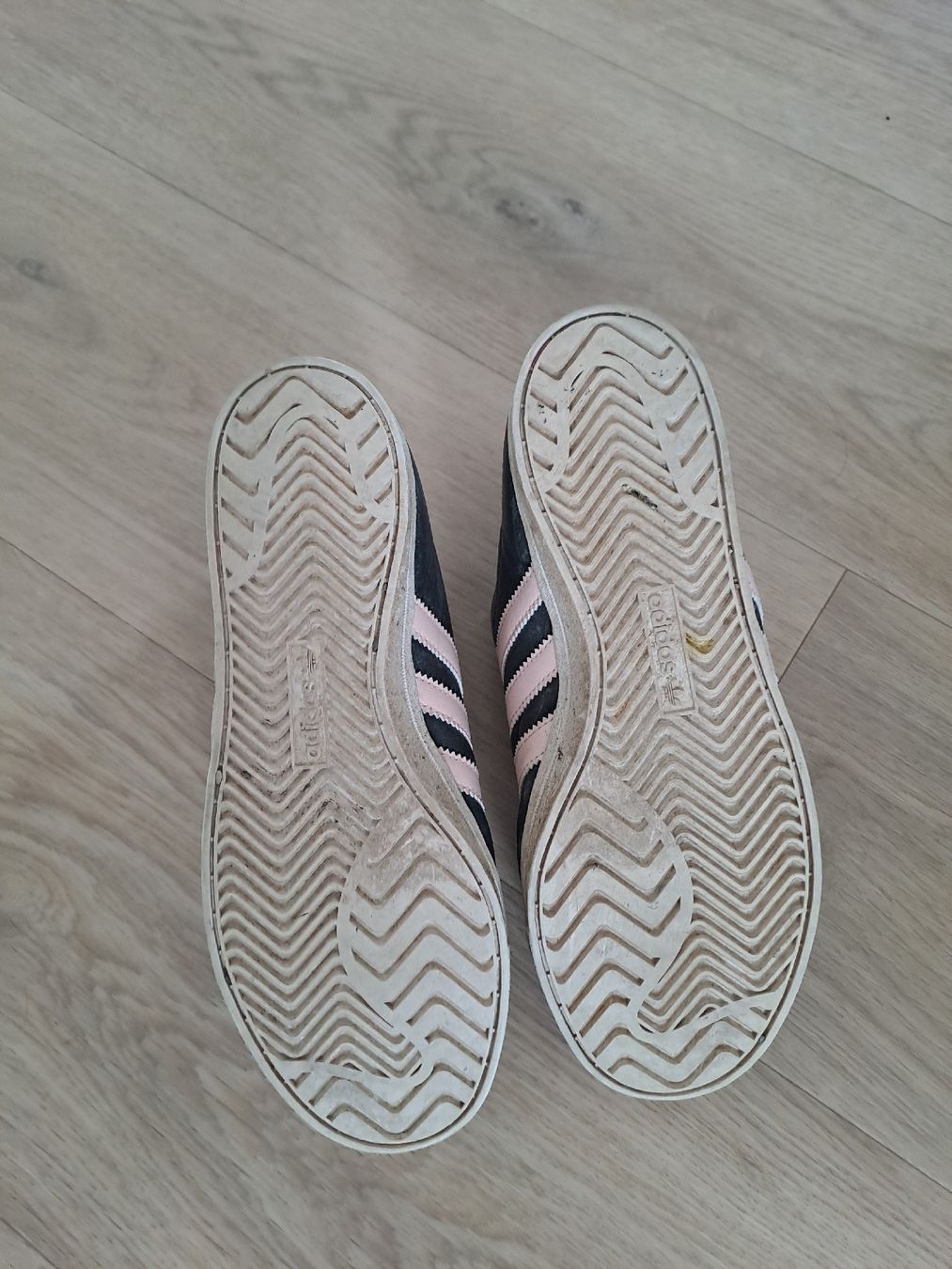 Adidas Damenschuhe: Adidas Campus, Taille 38, Noires et Roses. – Gebraucht aus Saignelégier von lei_y5w9 2