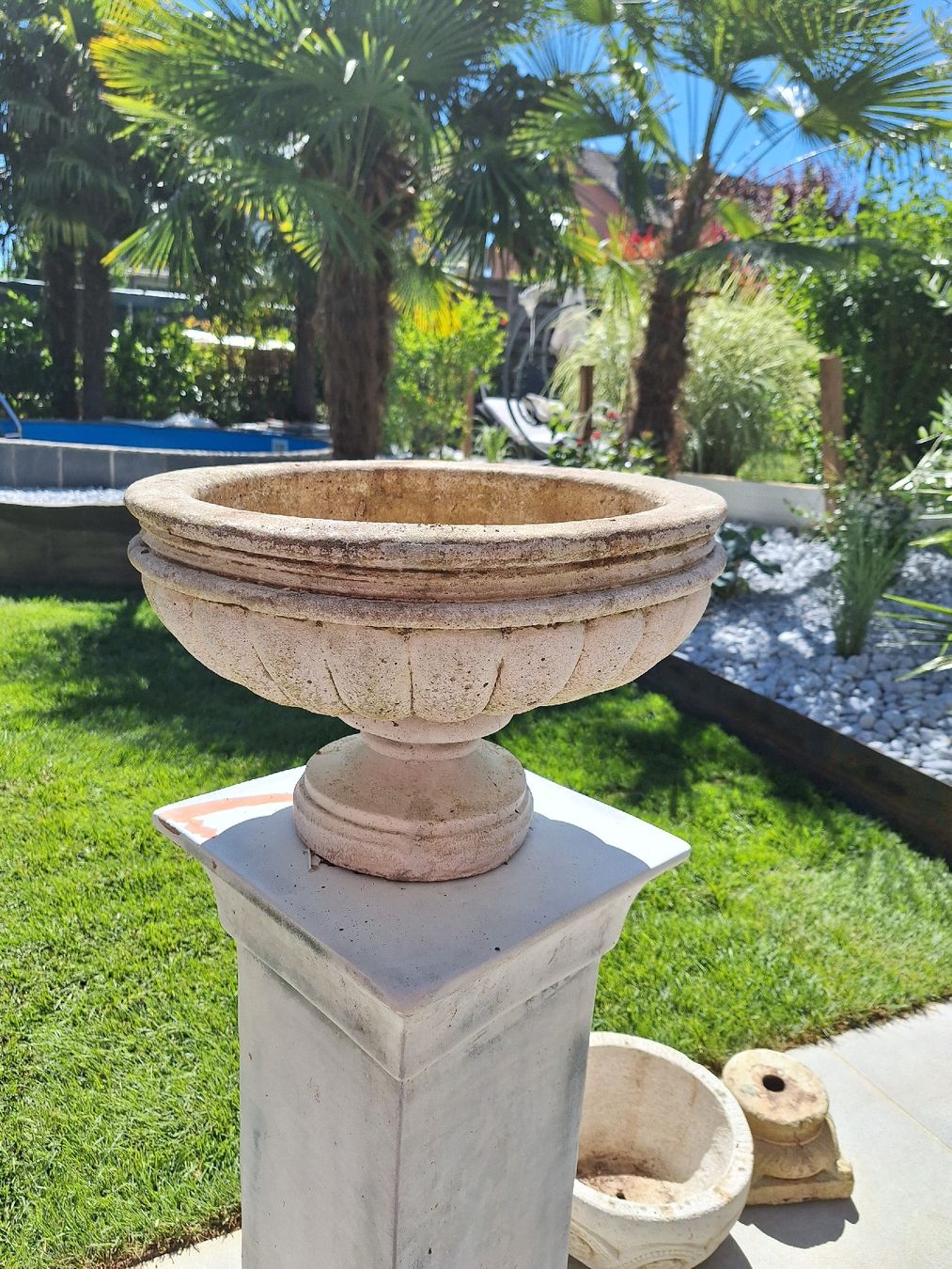 Vasi per fiori: Blumentopf Stein mit Riss grosser Zustand – Usato da Ettingen venduto da Platzhirsch63