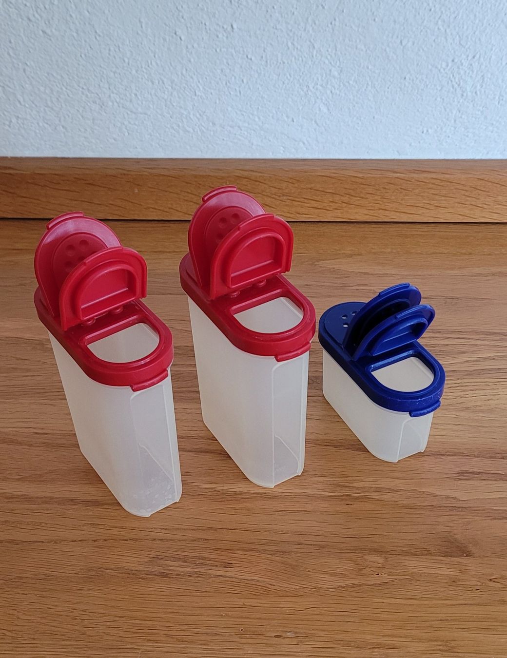 Tupperware Contenitori & Simili: 3 Tupperware Gewürzdosen / Streuer – Usato da Wetzikon ZH venduto da Zirben5 1