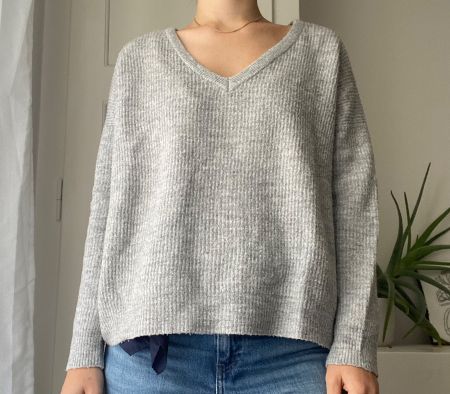 Grauer Pullover mit V-Ausschnitt