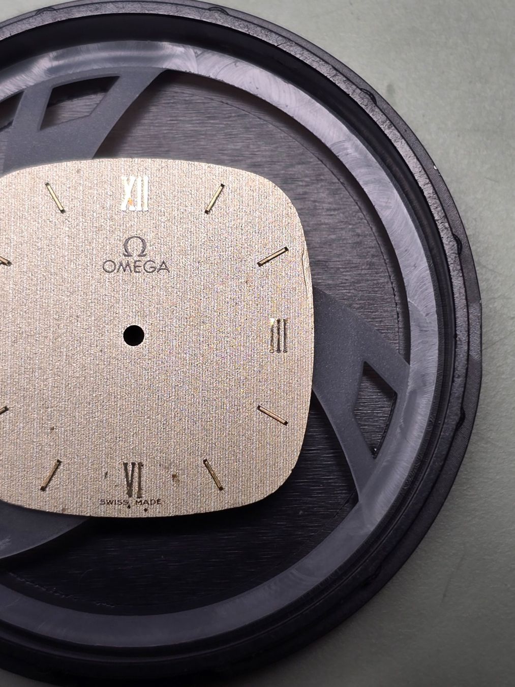 Omega Montres: Cadran Omega pour Omega Quartz 1377 – D'occasion à Tramelan par Nirdan 2