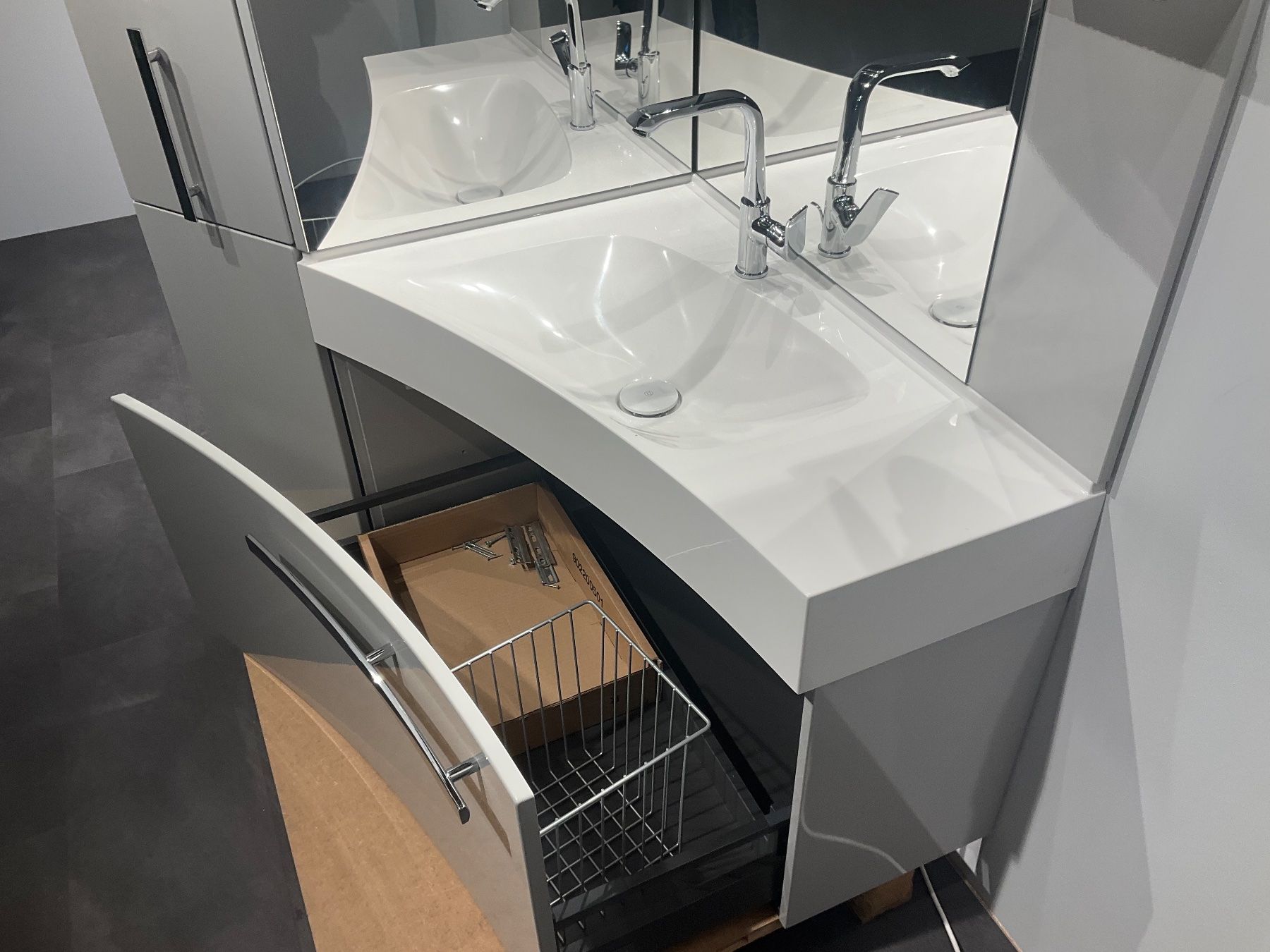 Mobili per bagno: 046 Burgbad Eckbadmöbel, grau, mit Hocker, 122/85cm – Nuovo (secondo la descrizione) da Derendingen venduto da Meisterstuecke 5