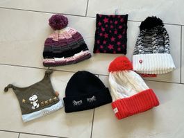 Ensemble de 5 bonnets et un tour de cou, état neuf