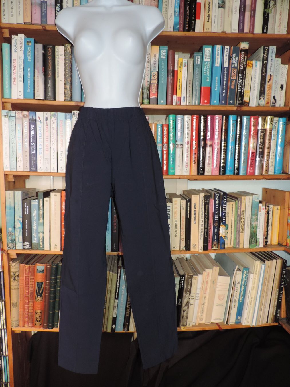 Pantaloni: pantalon stretch bleu marine – Usato da Genève venduto da Axelle333 2