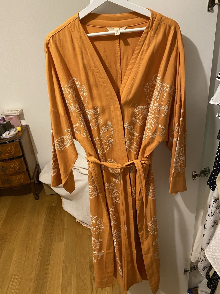 Art international: Kimono long orange avec broderies blanches taille M – Neuf avec emballage d'origine à Nyon par rab_vl5j 2