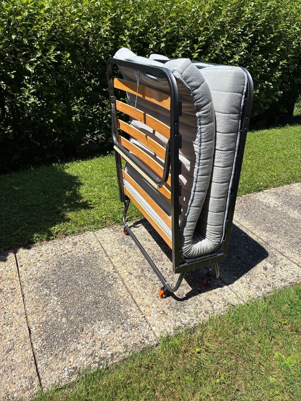 Jysk Letti: Lit pliant avec matelas, bon état, gris – Usato da St-Légier-Chiésaz venduto da val_dpx7
