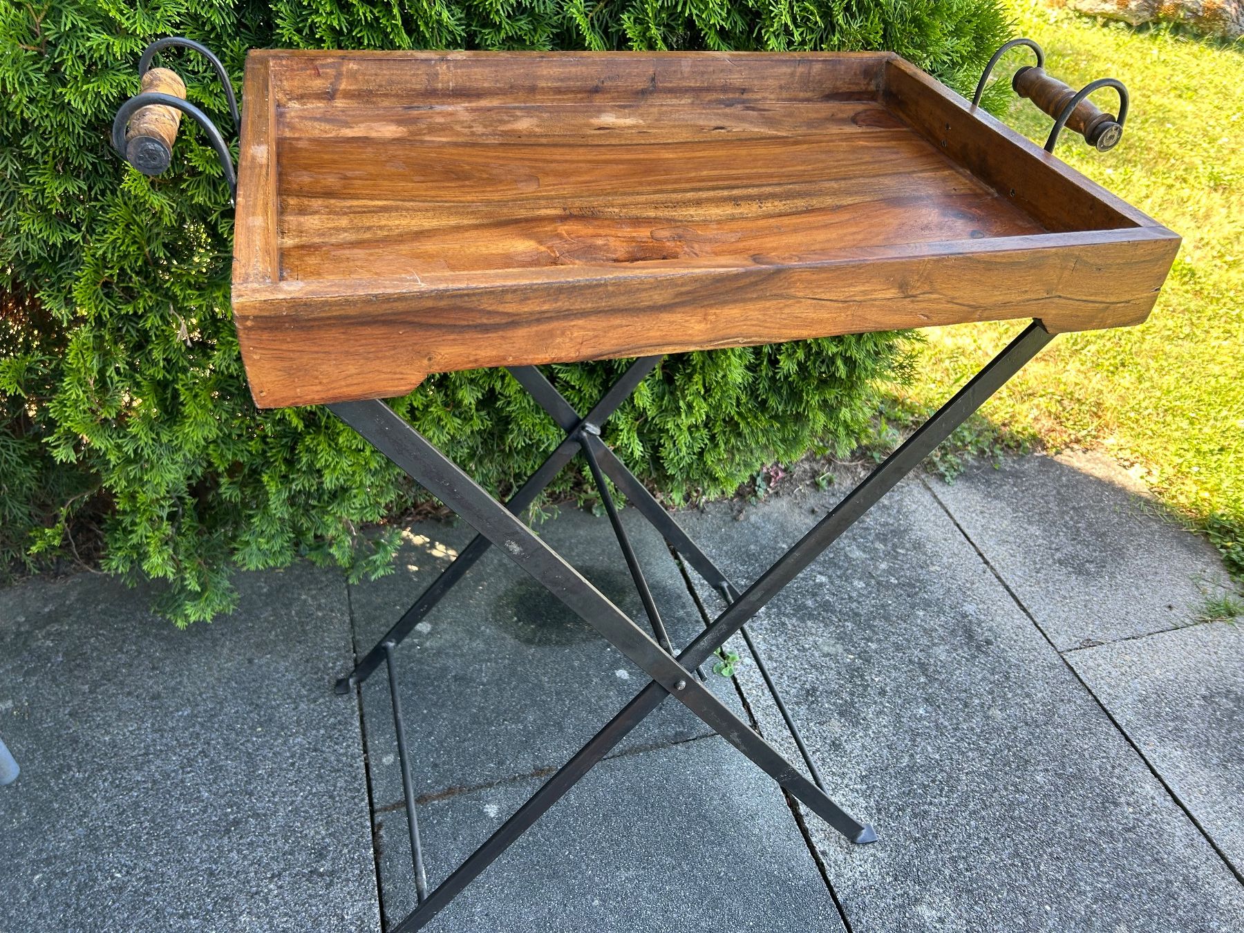 Tische: Beistelltisch mit Holztablett – Gebraucht aus Geroldswil von BluesOne