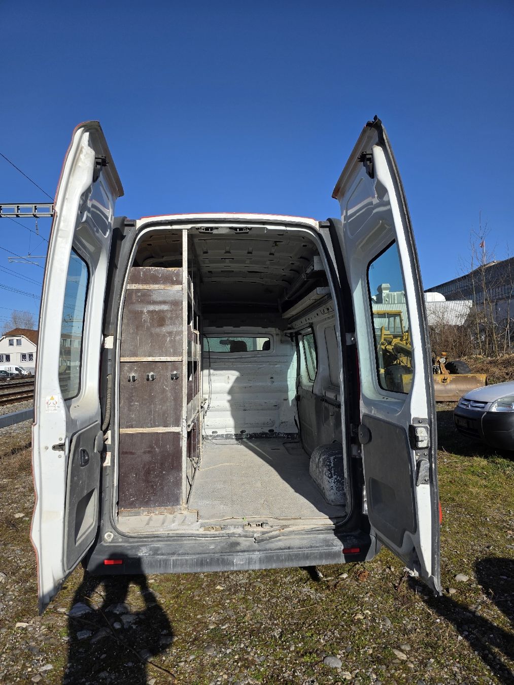 Veicoli commerciali: Renault Trafic 2.0L Diesel – Usato da Dulliken venduto da Sam_Baumaschine 4