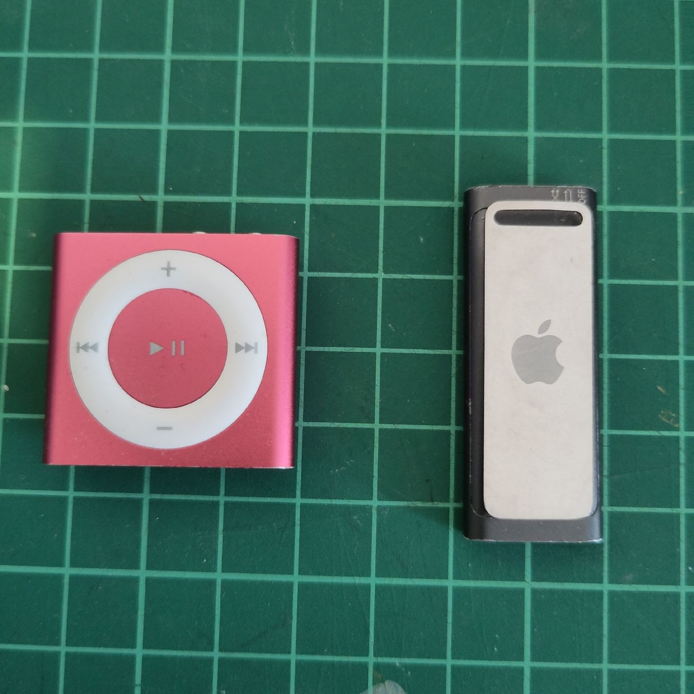 Apple Lettore multimediale portatile: 2x Ipod shuffle – Difettoso da Zürich venduto da IANHUEGI
