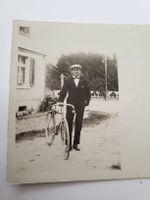 Alte Fotografie Mann mit Velo und Fahrrad R28