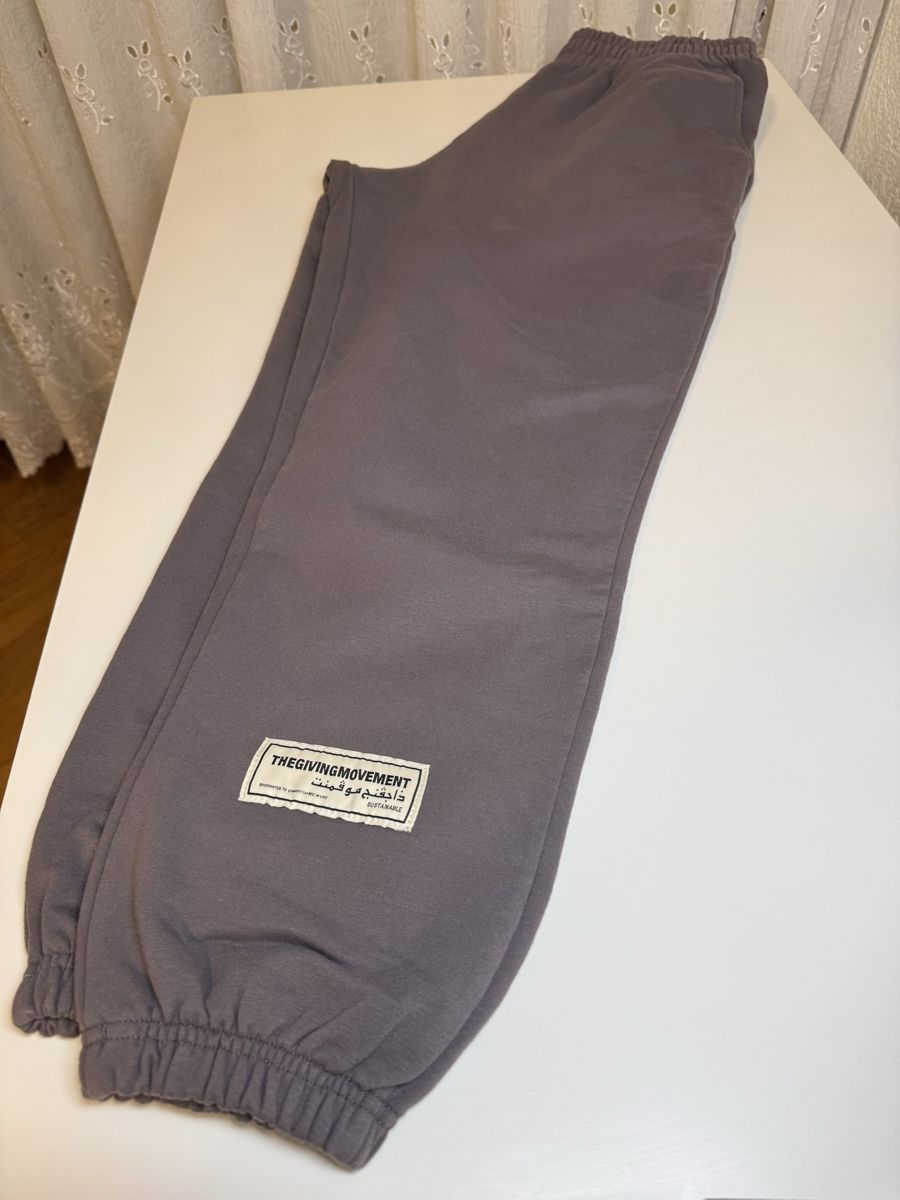 Pantaloni: The Giving Movement Sweat Pants – Nuovo (secondo la descrizione) da Genève venduto da ali_5msd 1
