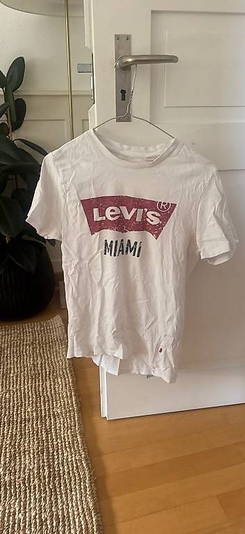 T-Shirts: Levis T-shirt - Grösse xs – Gebraucht aus Adliswil von valeria_e