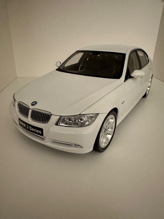 1/18 京商 BMW 330i E90 ホワイト Kyosho E90 BMW 330i - Alpine White