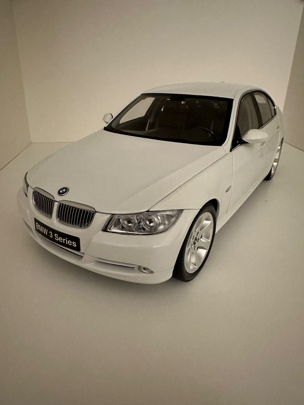 BMW 330i Limousine (E90), von Kyosho 1:18 (Neu und
